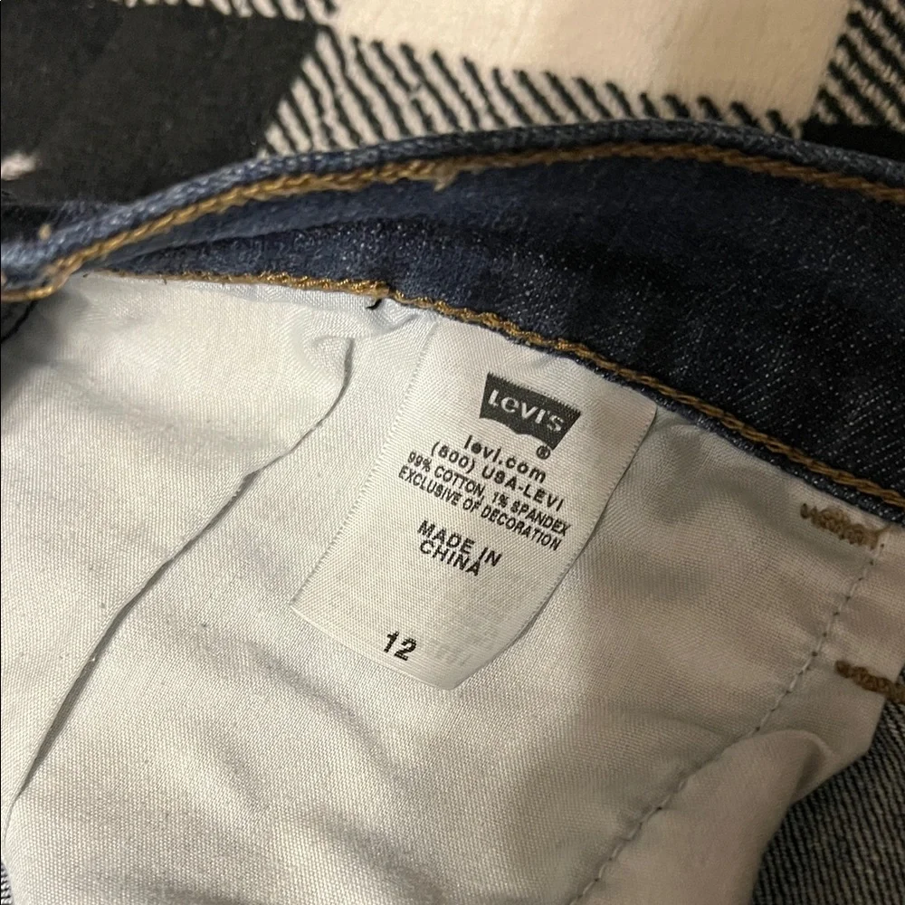 Women’s Levi’s 5 Pocket Denim Shorts/Size 12 - Picture 3 of 8